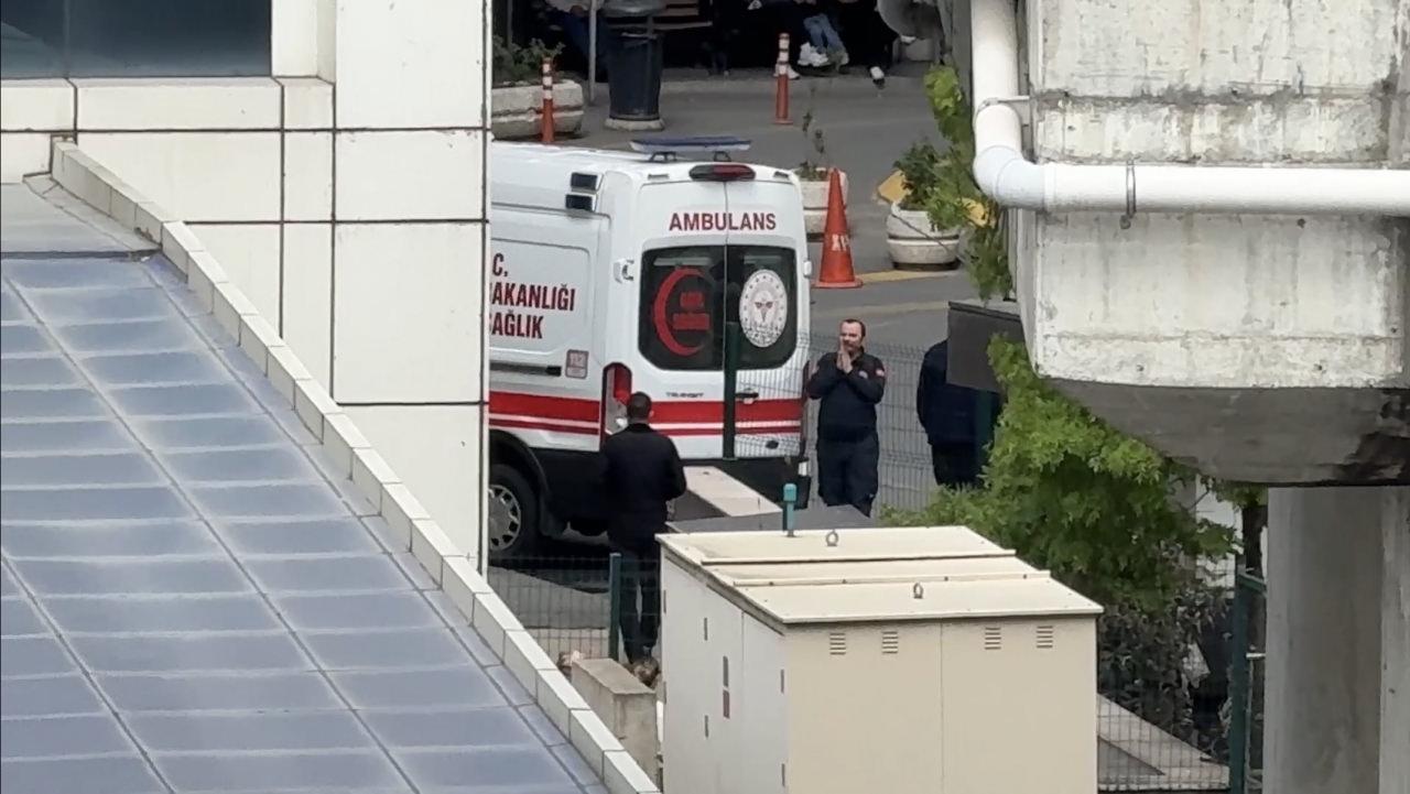 Kudret Özcan (21) acil servis kapısının önüne düştü.