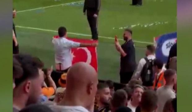 Acun Ilıcalı, Wembley&rsquo;de T&uuml;rk bayrağı a&ccedil;ıp kupayı kaldırdı
