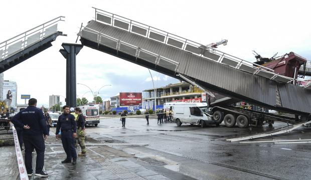 Ankara&rsquo;da korkutan kaza: Damperi a&ccedil;ık tır &uuml;st ge&ccedil;idi yıktı
