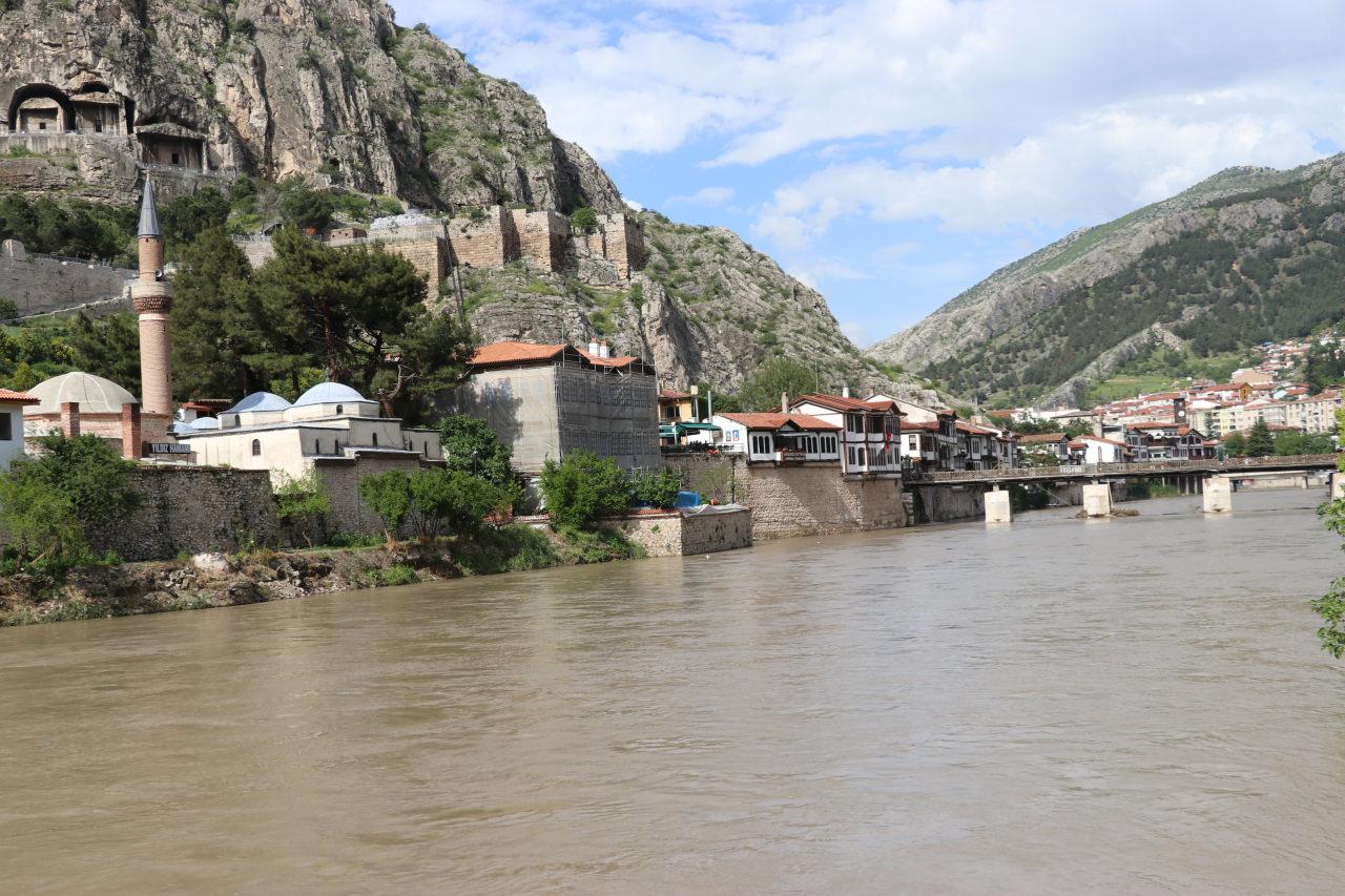 Amasya'da son dönemde etkili olan sağanak ve Tokat Almus Barajı'ndan su tahliyesine başlanması nedeniyle Yeşilırmak ile bağlı dere yataklarında oluşabilecek taşkın riskine karşı alınan tedbirler ve yürütülen çalışmalar değerlendirildi.