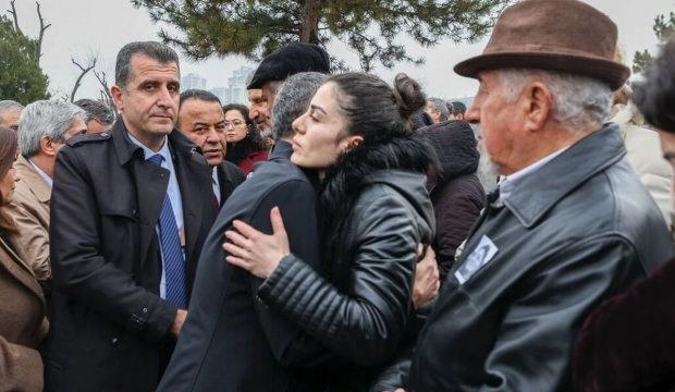 B&ouml;yle sarılmışlardı: Meğer &Ouml;zg&uuml;r &Ouml;zel'in yasak aşkıymış