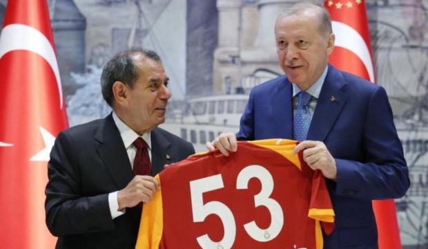 Galatasaray'dan Cumhurbaşkanı Erdoğan'a ziyaret! 53 numaralı forma takdim edildi