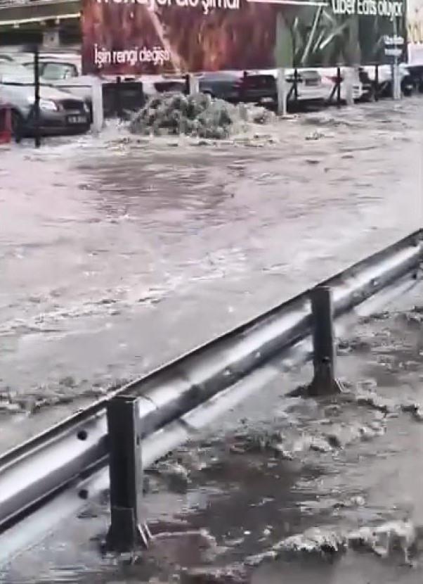 Kadıköy'de yollar göle döndü.
