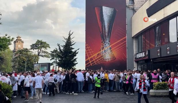 Dev final &ouml;ncesi sokaklar dolup taştı! İstanbul'da renkli g&ouml;r&uuml;nt&uuml;ler