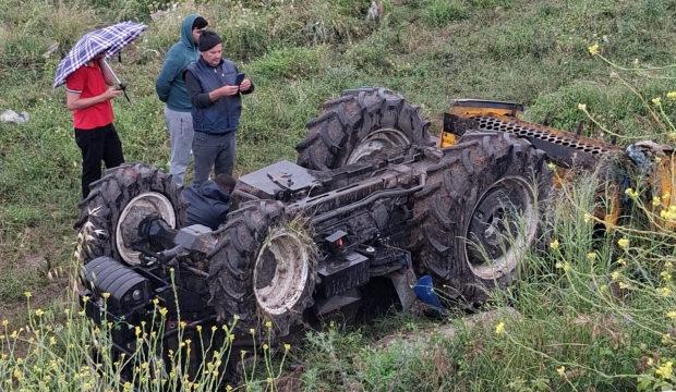 Devrilen trakt&ouml;r&uuml;n altında kalan gen&ccedil; yaşamını yitirdi
