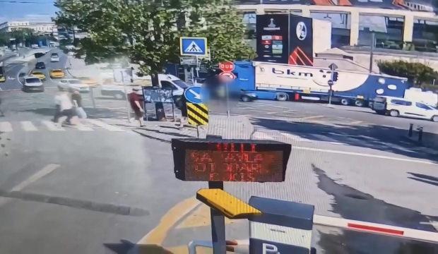 Dolmabah&ccedil;e'de trafik polisine minib&uuml;s &ccedil;arptı! Korkun&ccedil; kaza kamerada