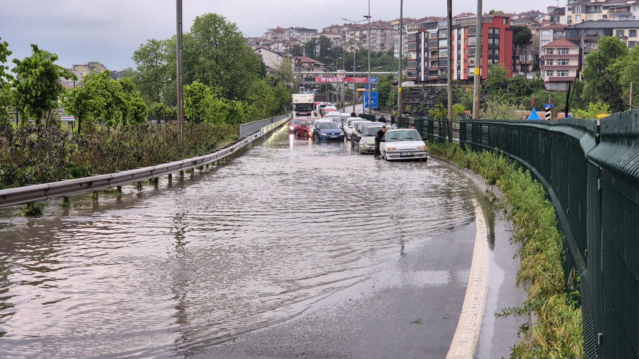 Olay yerine çok sayıda ekip sevk edildi.