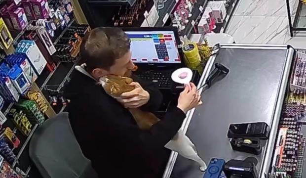 Esnafın hayat kurtaran şefkatine kediden her g&uuml;n vefa sarılması