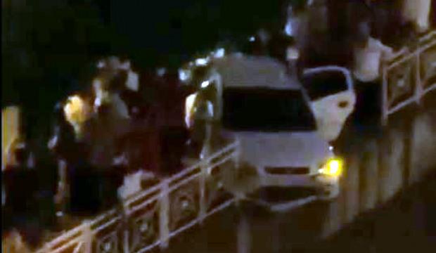 Faciadan d&ouml;n&uuml;ld&uuml;! Otomobil, sulama kanalının korkuluklarında asılı kaldı