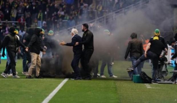 Fransa'da olaylı ma&ccedil;! Nantes k&uuml;me d&uuml;şt&uuml;, Trabzonspor'un eski hocası taraftarla kavga etti