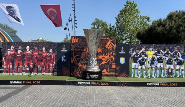 İlhan Mansız, UEFA Avrupa Ligi kupasını Beşiktaş Meydanı'na getirdi