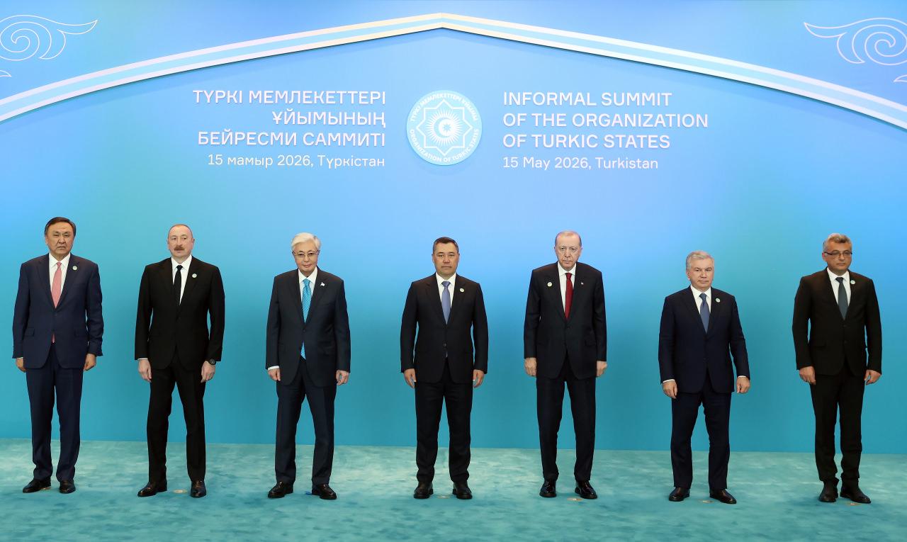 Türk Devletleri Teşkilatı (TDT) Gayriresmi Zirvesi'de liderler aile fotoğrafı çektirdi.
