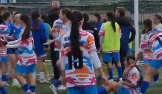 Kadın futbol takımı oyuncuları sahada birbirine girdi: 5 kırmızı kart
