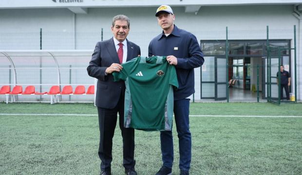 Mesut &Ouml;zil'den Esenler Belediyesi Futbol Gelişim Merkezi'ne ziyaret! Penaltı attı
