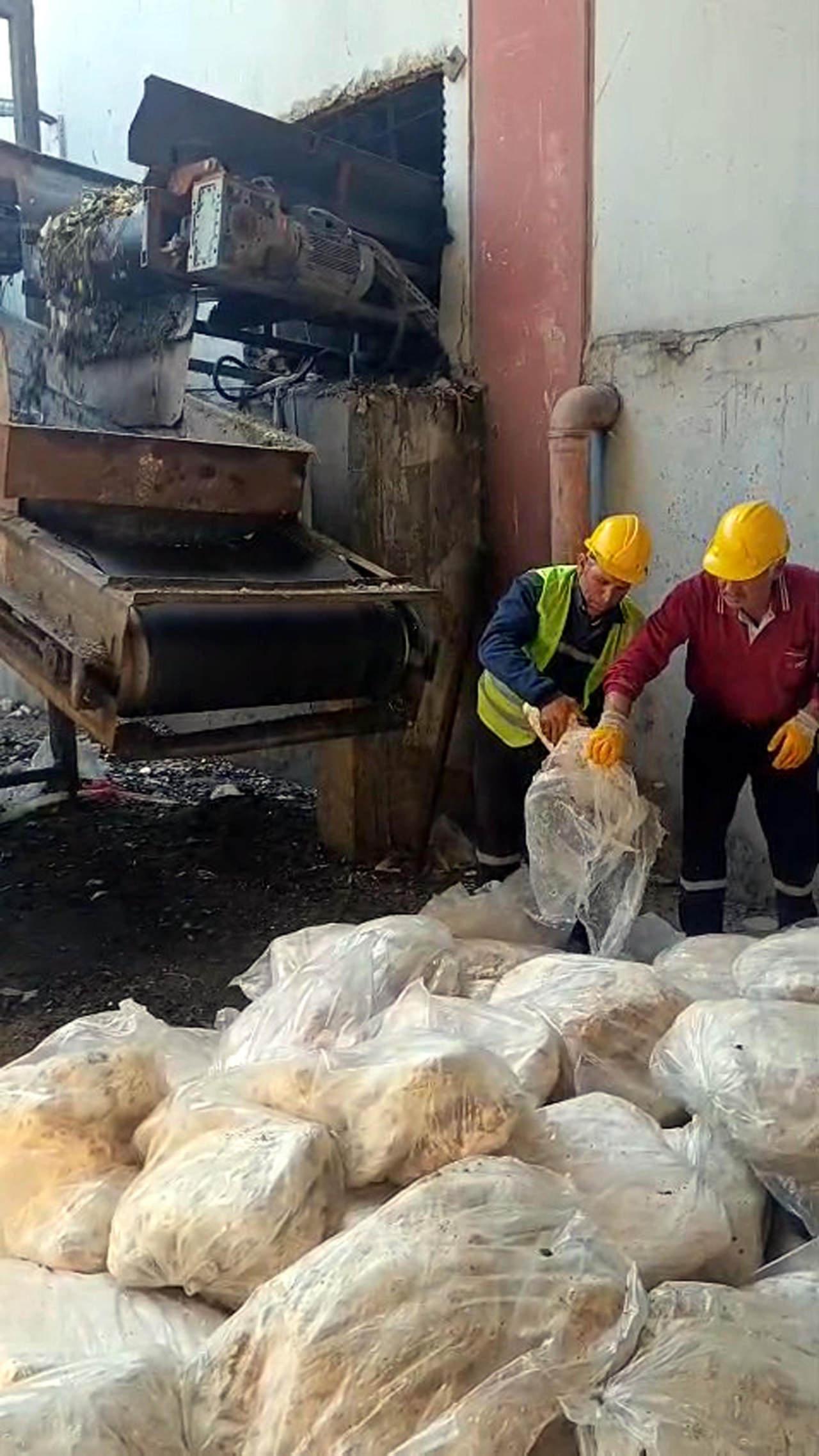 Uygunsuz koşullarda taşınan 1,2 ton sakatat imha edildi.