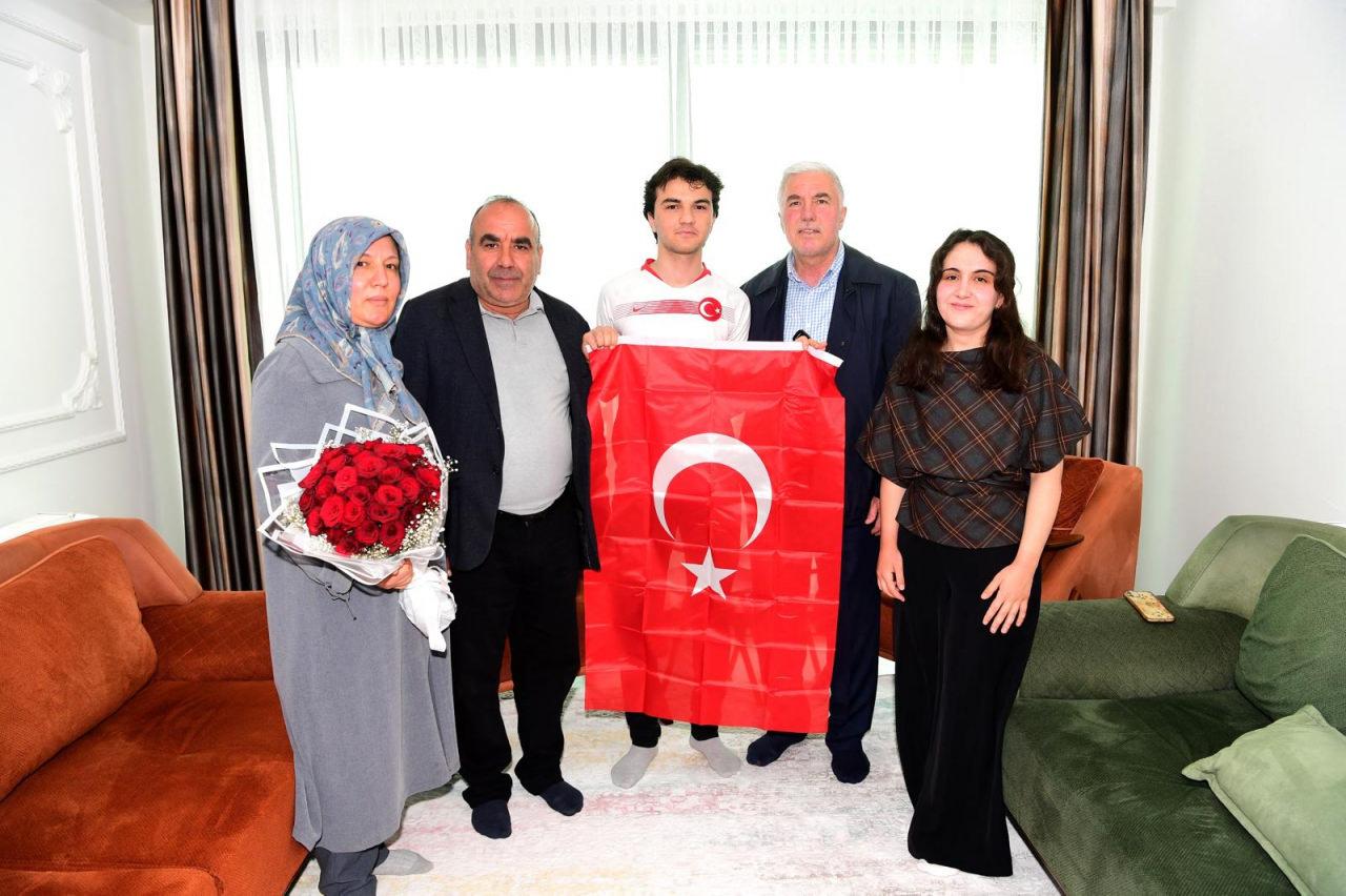 17 yaşındaki Hüseyin Efe Turan'a Türk Bayrağı hediye edildi.
