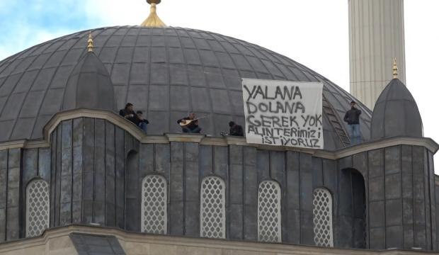 Sivas'ta cami kubbesinde sazlı t&uuml;rk&uuml;l&uuml; maaş eylemi