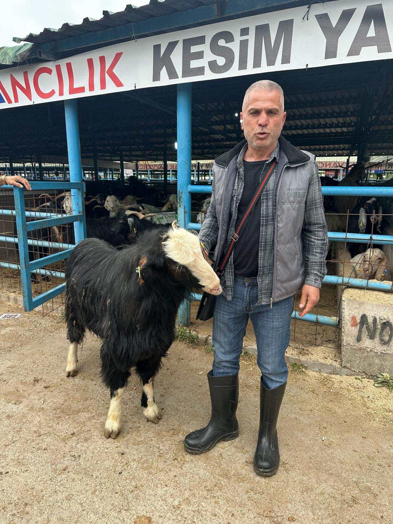 Reşat Çimendağ ve 120 kilogramlık keçisi.
