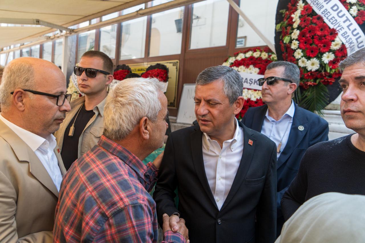 Özgür Özel ve cenaze törenine katılan diğer vatandaşlar.