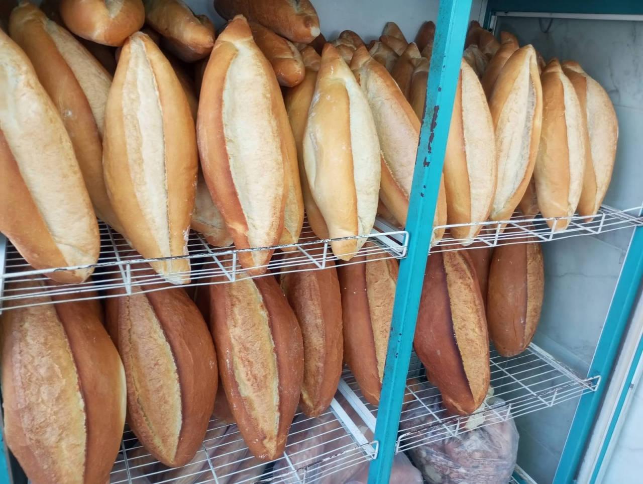 Ekmek 20 liraya satılıyor.