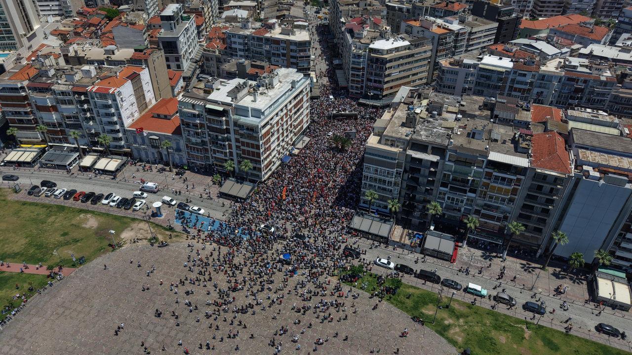 Arka tarafta kalan Alsancak Gündoğdu Meydanı'nın neredeyse tamamı boş kaldı.