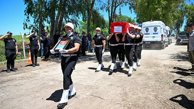 Trafik kazasında şehit olan polis memurunun cenazesi Adana'da defnedildi.