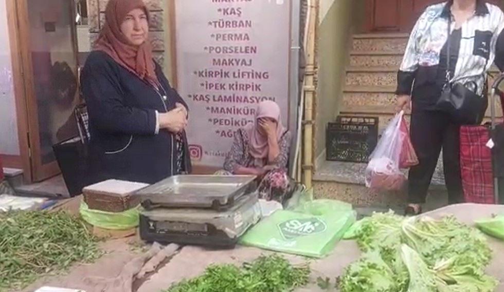 Ağlayan kadını esnaf teselli etti.