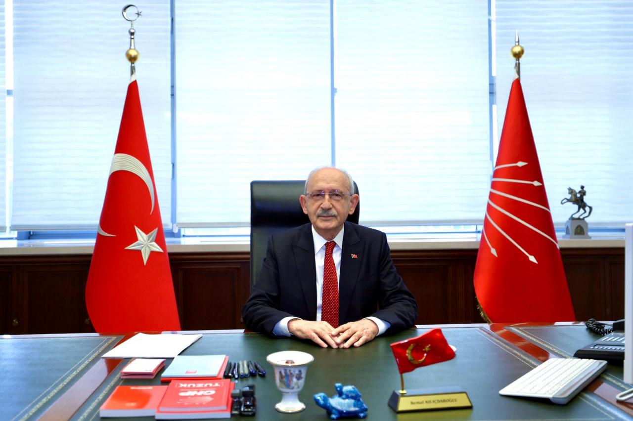 Kemal Kılıçdaroğlu makam odasında