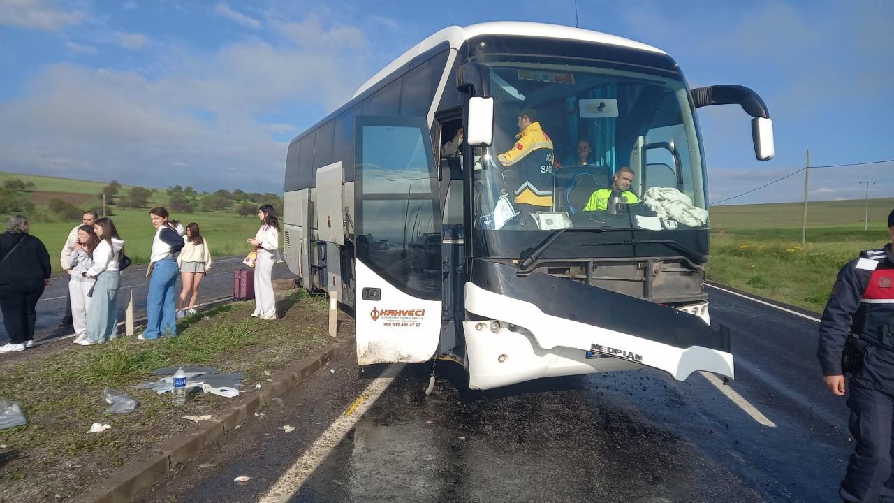 Aksaray'da tur otobüsü kaza yaptı.