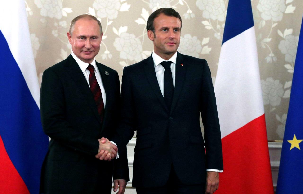 Vladimir Putin (solda) ve Emmanuel Macron (sağda)