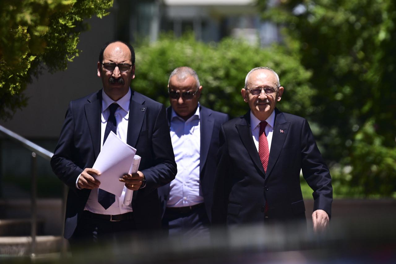 CHP Genel Başkanı Kemal Kılıçdaroğlu, parti genel merkezinde gerçekleştirilecek 'Halkla Bayramlaşma' programına katılmak üzere konutundan ayrıldı.