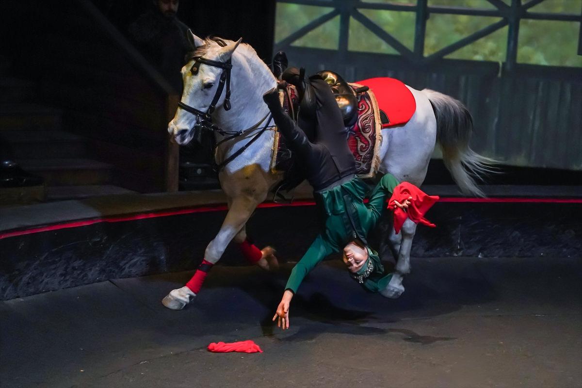 Ziyaretçilere atlı gösteriler de sunuluyor.