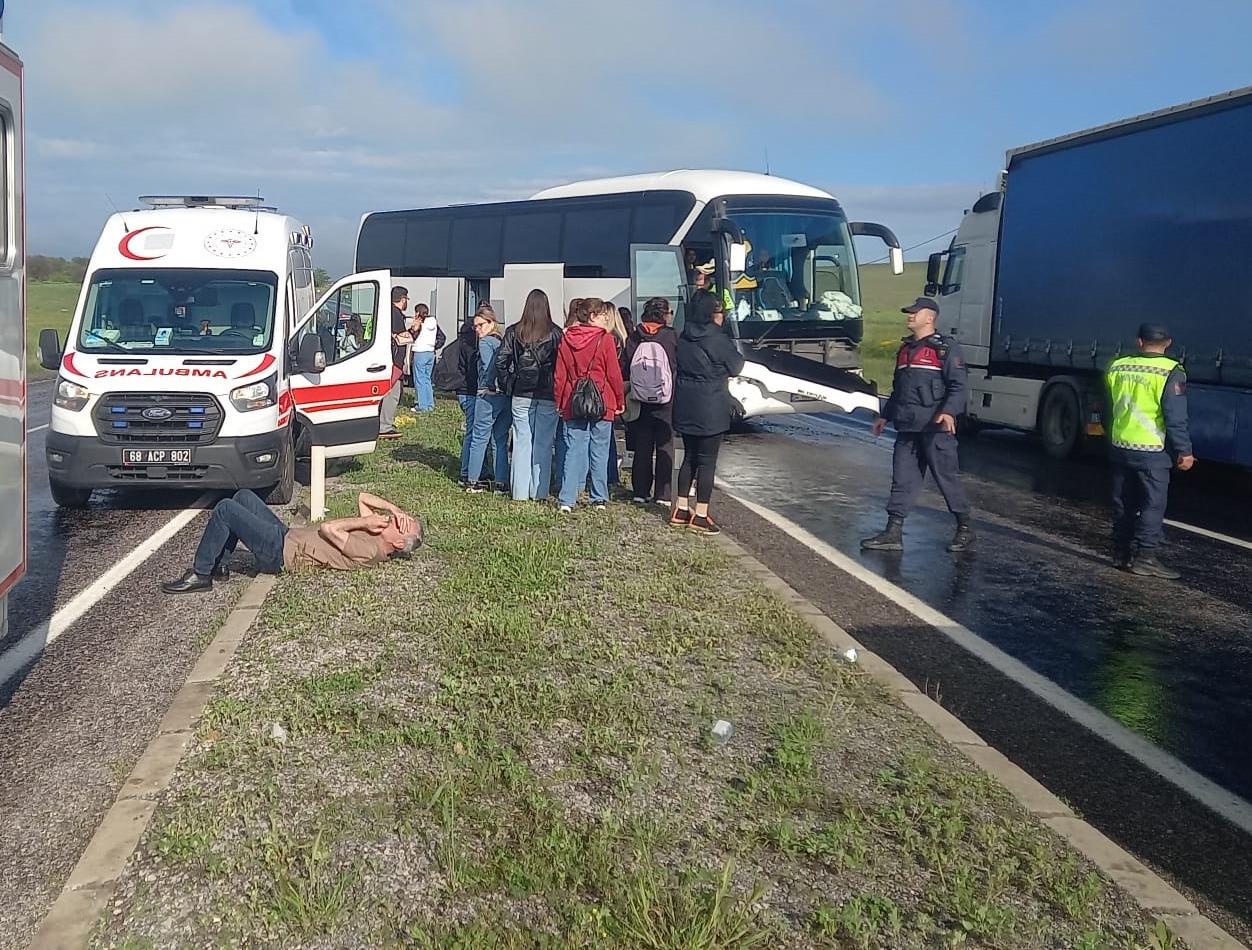 Kaza yerine sağlık ve polis ekipleri sevk edildi.