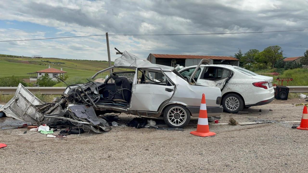 Kırıkkale'de iki otomobil çarpıştı: 3 ölü, 6 yaralı