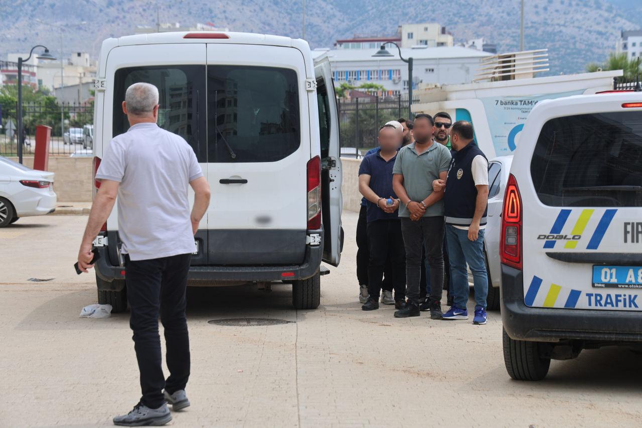 Altı şüpheliden 3'ü tutuklandı. 