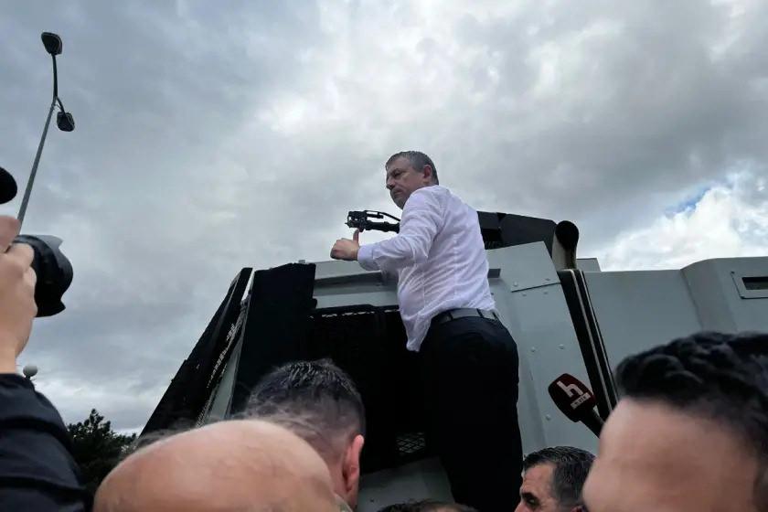 Özgür Özel'in elebaşı olduğu provokasyonda bir polis aracına çıktığı görüldü.