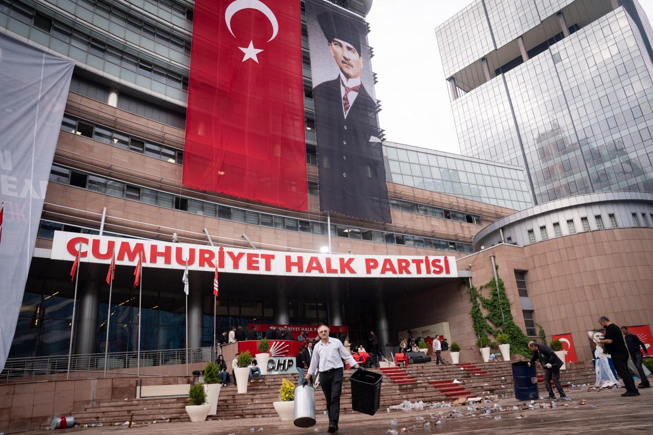 CHP Genel Merkez binasında temizlik çalışması yapıldı.