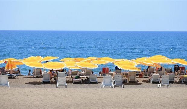 Antalya sahillerinde Kurban Bayramı'nın ilk g&uuml;n&uuml;nde yoğunluk yaşanıyor
