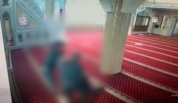 Bah&ccedil;elievler'de camide temizlik yapan imamı darp etti: O anlar kamerada