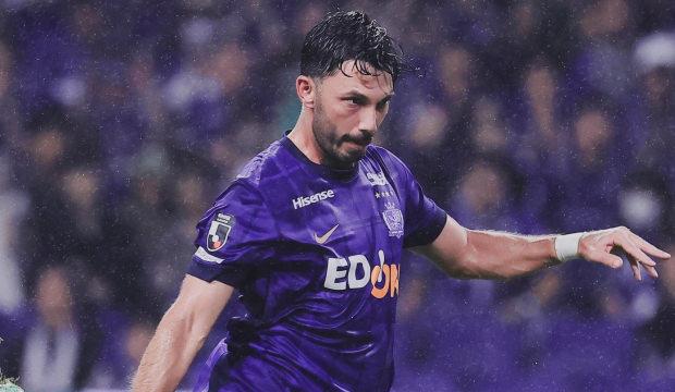 Beşiktaş ve Fenerbah&ccedil;e'nin eski yıldızı 35 yaşında futbolu bıraktı