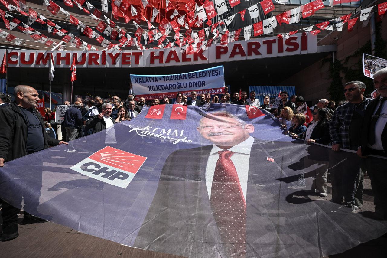 Partililer Kılıçdaroğlu'nun posterini taşıyor.