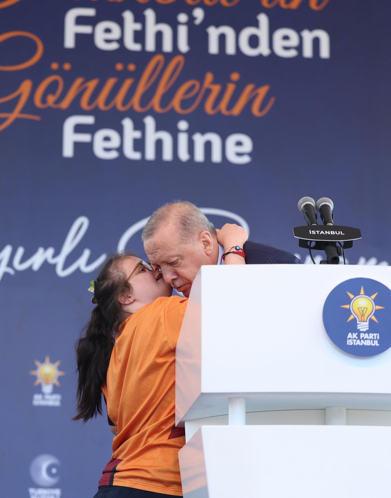 Programda platforma çıkan bir çocuk Cumhurbaşkanı Erdoğan'a sarıldı.