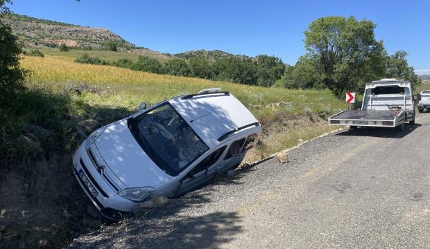 Diyarbakır'da kanlı pusu! G&uuml;peg&uuml;nd&uuml;z otomobile kurşun yağdırdılar: 1 &ouml;l&uuml;, 1 yaralı