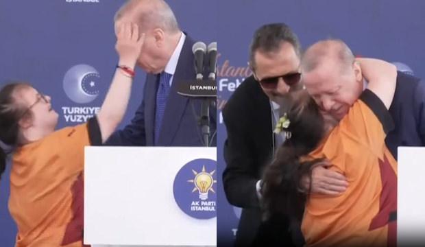Down sendromlu k&uuml;&ccedil;&uuml;k kızdan sahnede Erdoğan'a sevgi g&ouml;sterisi! T&ouml;rene damga vurdu