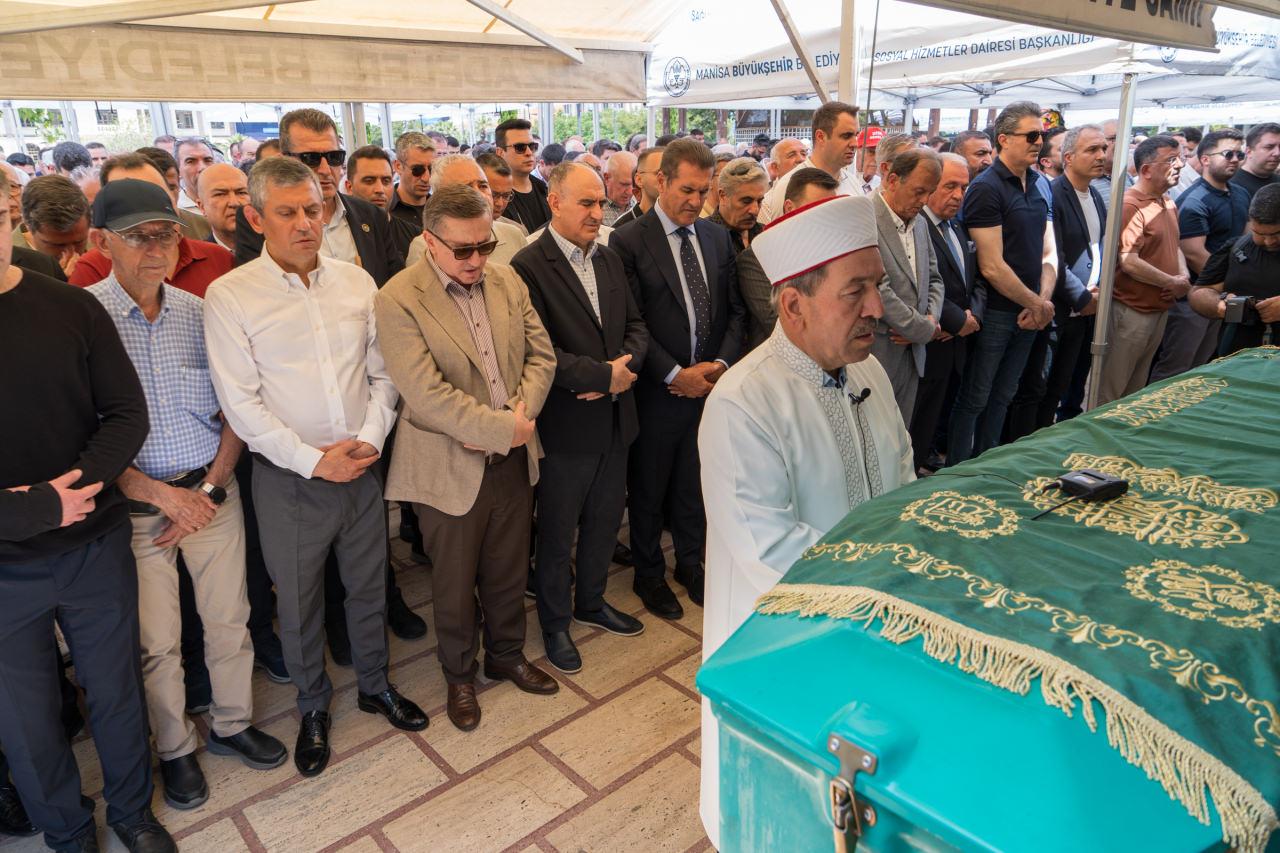 Cenaze namazı kılındı.