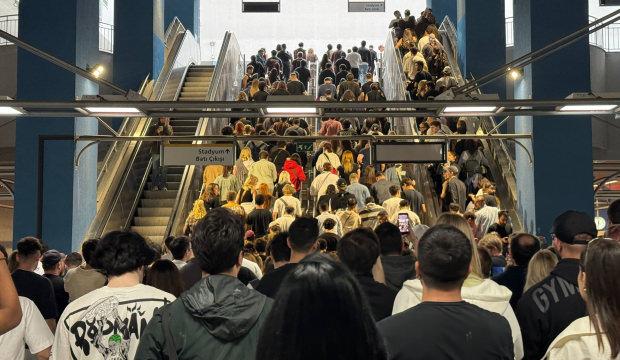 Kanye West'in İstanbul konseri &ouml;ncesi metroda izdiham yaşandı