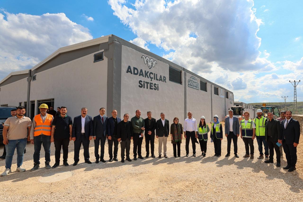 Başkan Şahin, Gazi Konut tarafından yapılan Adakçılar Sitesi'ni inceledi.