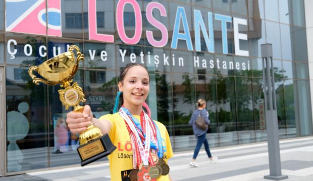 L&ouml;semiyi yendi, d&uuml;nya şampiyonu oldu! 13 yaşında bir ilk başardı
