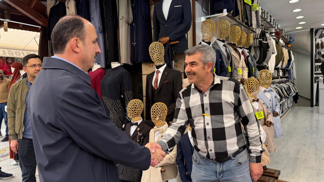 Konya Büyükşehir Belediye Başkanı Uğur İbrahim Altay, esnaf ile bayramlaşıyor.