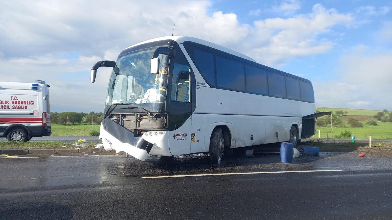 Kazaya karışan otobüs.